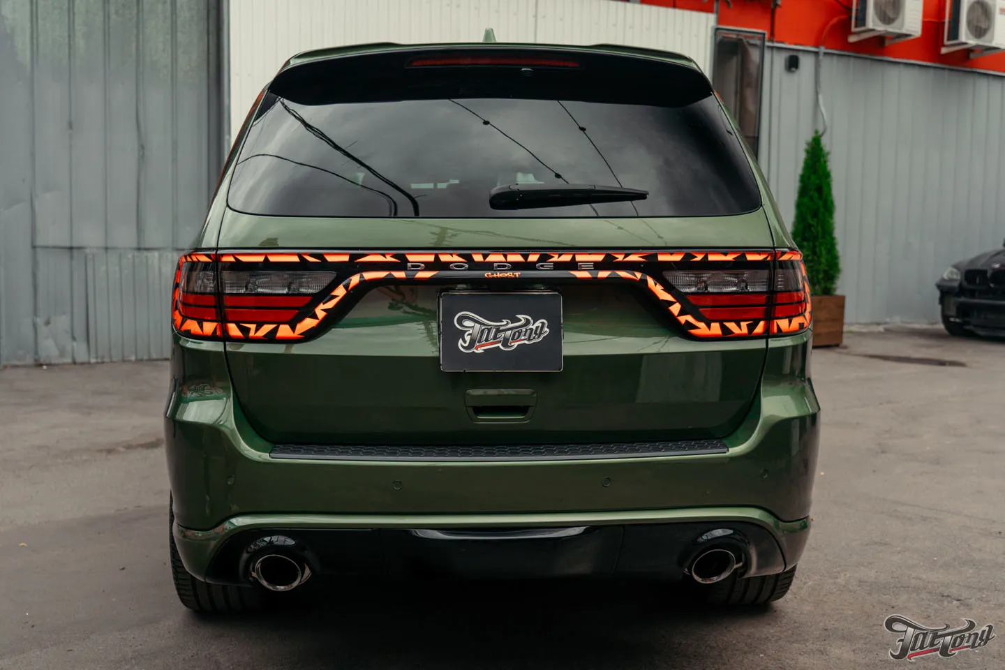 Большой проект по Dodge Durango SRT для постоянного гостя, часть 6: оклейка винилографией и полиуретаном, фирменный шиномонтаж на стендах Hunter и выдача автомобиля